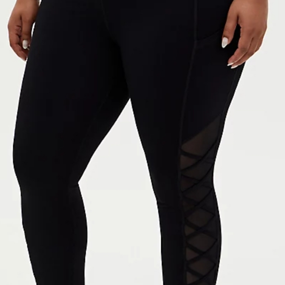 BLACK LATTICE & MESH INSET CROP WICKING ACTIVE LEGGING WITH POCKETS